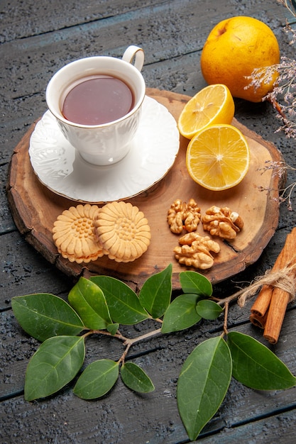 Draufsicht Tasse Tee mit Früchten und Keksen, süßer Kekszucker