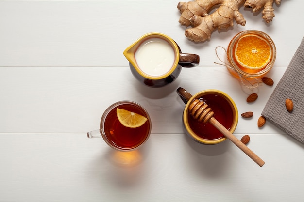 Draufsicht Tasse Tee mit Honig und Orangenscheibe
