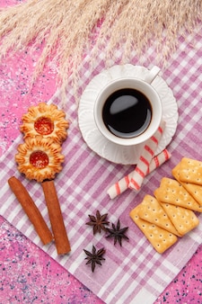 Draufsicht tasse tee mit keksen und crackern auf rosa schreibtischkekskekszucker süß knusprig