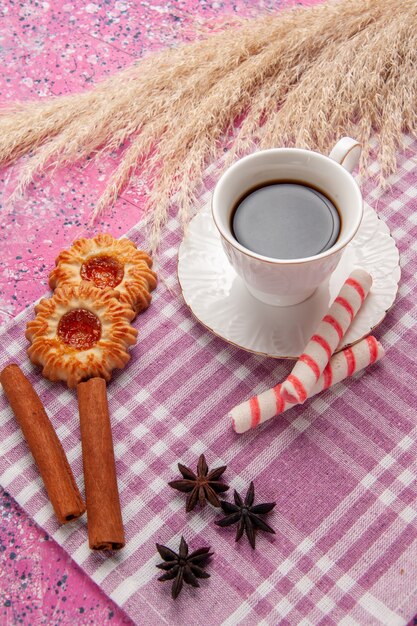 Draufsicht Tasse Tee mit Keksen und Zimt auf hellrosa Schreibtischkekszuckerplätzchen süß