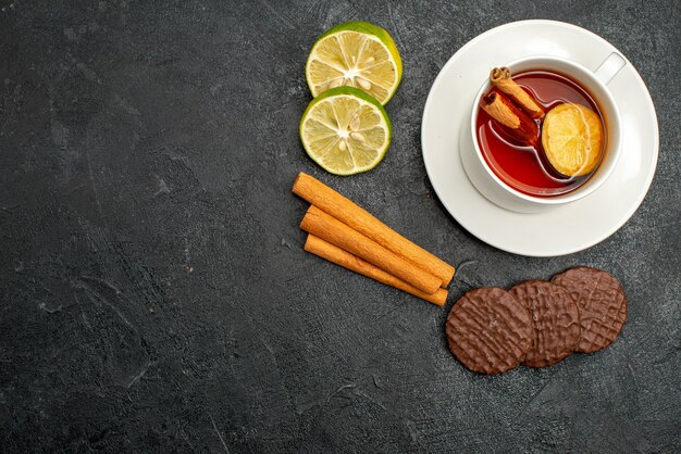 Draufsicht Tasse Tee mit Keksen und Zitrone