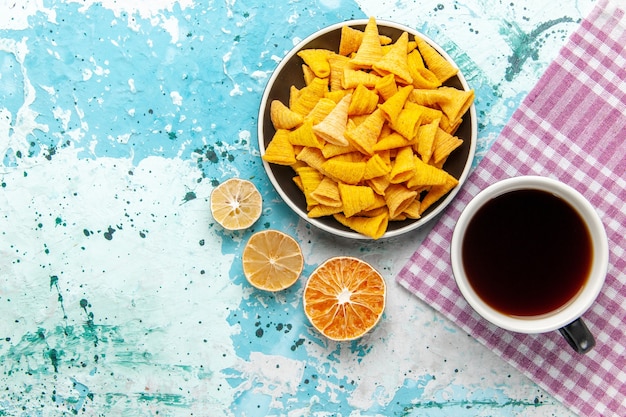 Draufsicht Tasse Tee mit Pommes auf der hellblauen Oberfläche