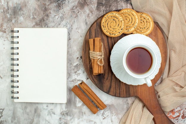 Draufsicht Tasse Tee mit süßen Keksen auf hellem Hintergrund Cookie Break Zeremonie Zuckerkaffeekuchenfarbe