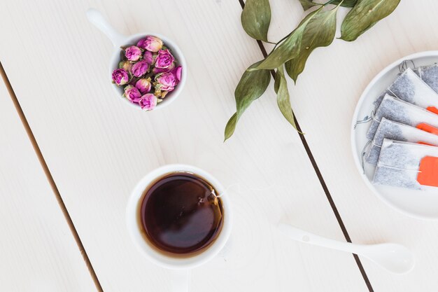 Draufsicht Tasse Tee mit Tasse Flores