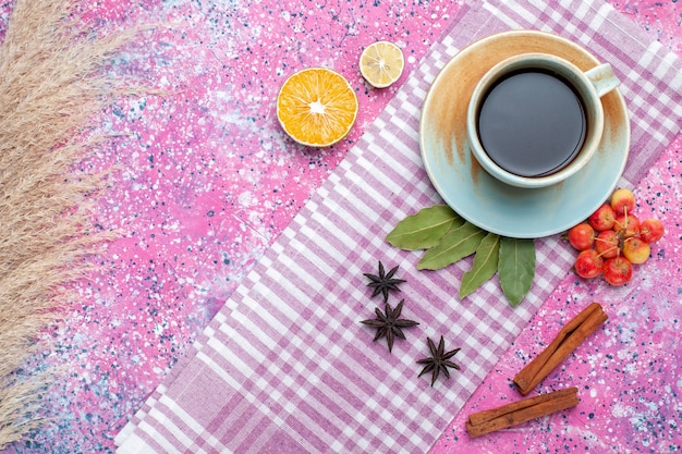 Draufsicht Tasse Tee mit Zimt und Kirschen auf hellrosa Backgruond Tee trinken Fruchtfarbe