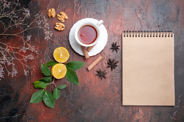 Draufsicht Tasse Tee mit Zitrone auf dunklem Foto des dunklen Tischteefruchtes dunkles Foto