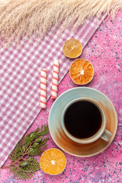 Draufsicht Tasse Tee mit Zitrone auf rosa