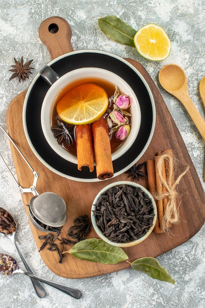 Draufsicht Tasse Tee mit Zitrone auf weißem Hintergrund Blumenzeremonie Lebensmittelfarbe Morgengeschmack Fruchtfrühstück