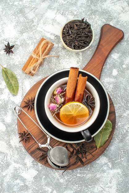 Draufsicht Tasse Tee mit Zitrone auf weißem Hintergrund Zeremonie Geschmack Farbe Morgenfrühstück Essen Obst Blume