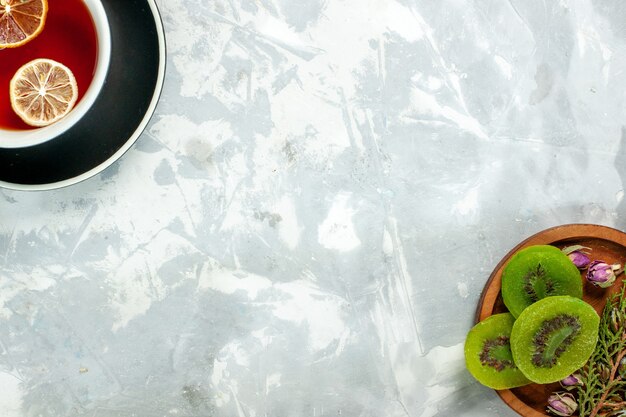 Draufsicht Tasse Tee mit Zitrone und Kiwi auf einem weißen Wandtee trinken Blumen Zitrone