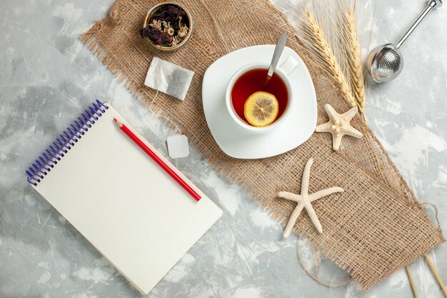 Draufsicht Tasse Tee mit Zitronenscheibe auf weißem Schreibtisch Tee trinken Frucht Zitrone