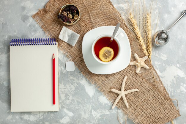 Draufsicht Tasse Tee mit Zitronenscheibe auf weißer Wand trinken Tee Frucht Zitrone