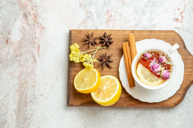 Kostenloses Foto draufsicht tasse tee mit zitronenscheiben auf weißem hintergrund teegetränk zitrusfrüchte tea