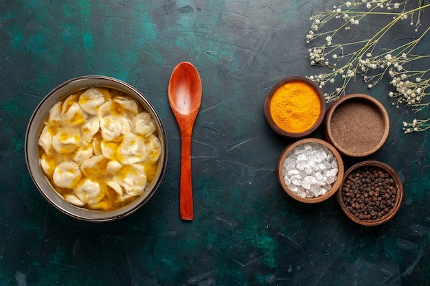 Draufsicht Teigsuppe mit verschiedenen Gewürzen auf blauen Schreibtischzutaten Suppe Essen Mahlzeit Teig Teig Abendessen Sauce