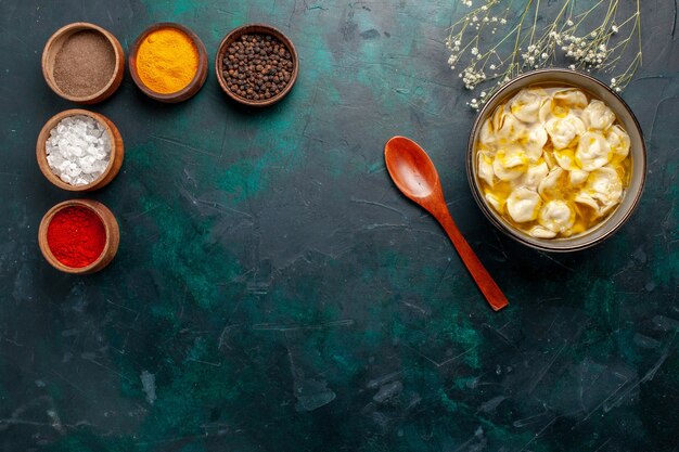 Draufsicht Teigsuppe mit verschiedenen Gewürzen auf der blauen Hintergrundzutat Suppensuppe Nahrungsmittelteigessensauce