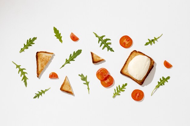 Draufsicht Toastbrot und Tomatenscheiben