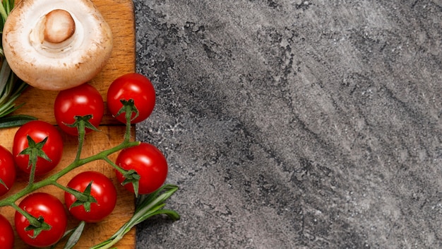 Kostenloses Foto draufsicht-tomaten auf stuckhintergrund