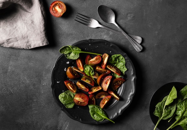 Kostenloses Foto draufsicht-tomaten mit gemüseblättern