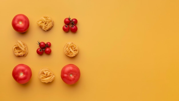 Draufsicht Tomaten- und Pasta-Arrangement