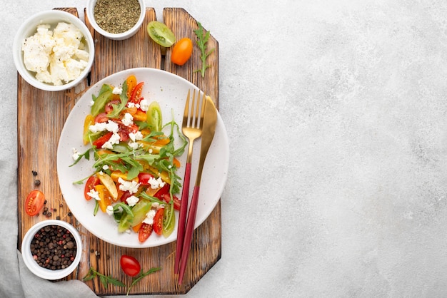 Draufsicht Tomatenmischsalat mit Feta-Käse, Rucola und Kopierraum