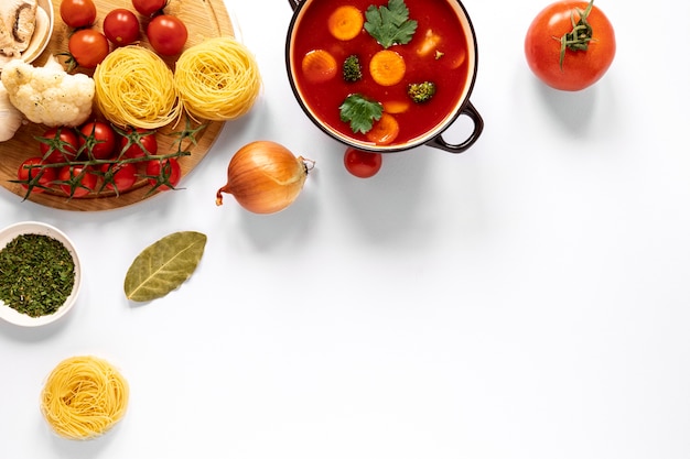 Draufsicht Tomatensuppe und Nudeln