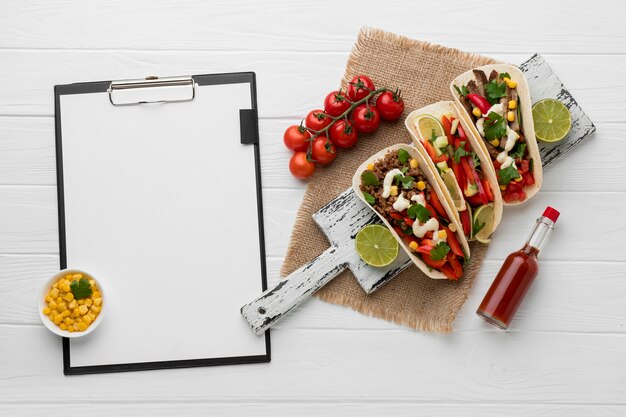 Draufsicht Tortillas mit frischem Fleisch und Gemüse