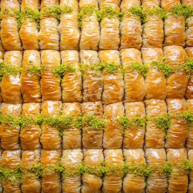 Draufsicht türkisches Baklava-Musterdessert aus dünnem Gebäck, Nüssen und Honig