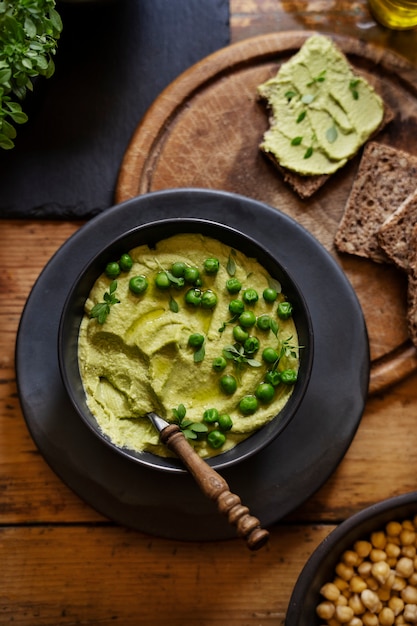 Draufsicht über bunten Hummus