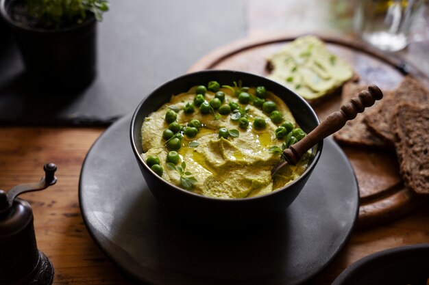 Draufsicht über bunten Hummus