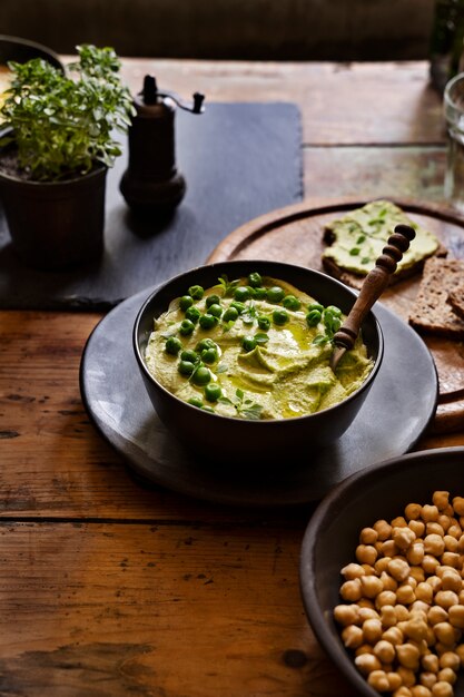 Draufsicht über bunten Hummus