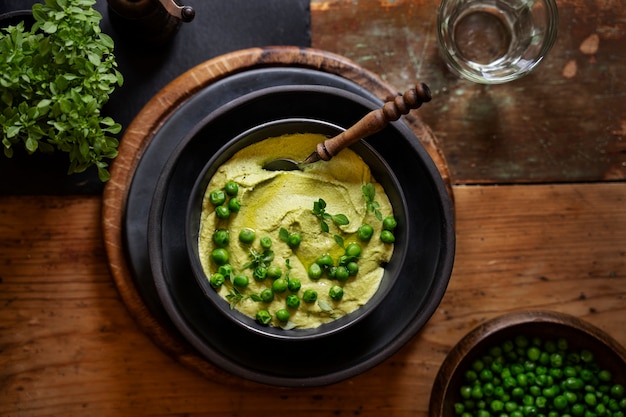 Kostenloses Foto draufsicht über bunten hummus