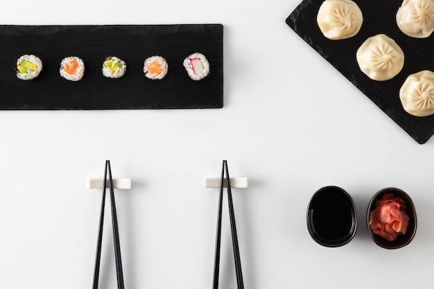 Draufsicht über stäbchen mit sushi