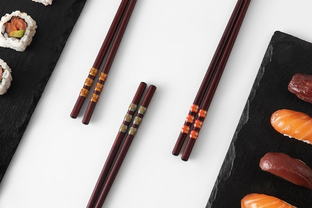 Kostenloses Foto draufsicht über stäbchen mit sushi