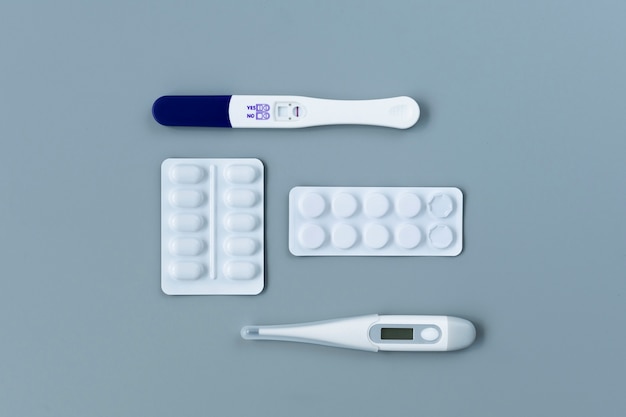 Kostenloses Foto draufsicht über unfruchtbarkeitsbeweis in der nähe von pillen
