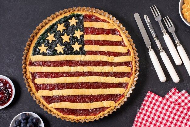 Draufsicht USA Flaggenkuchen mit Besteck