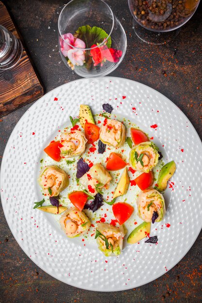 Draufsicht veganer Salat mit Avocado