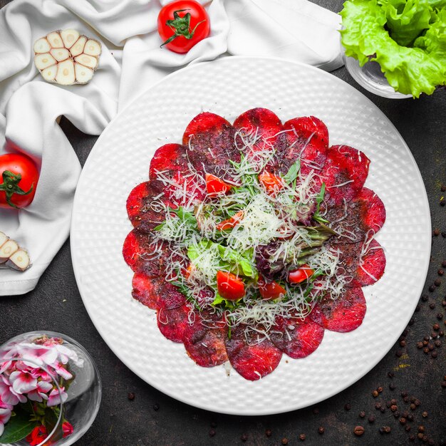 Kostenloses Foto draufsicht veganer salat mit rote beete