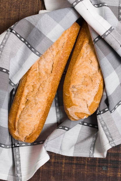 Draufsicht verpackte Baguettes mit französischem Brot