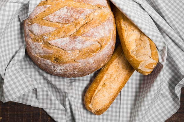 Draufsicht verpackte französische Baguettes und Brot