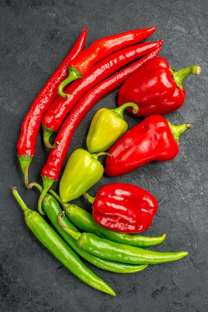 Draufsicht verschiedene frische Paprika würzige Pflanzen