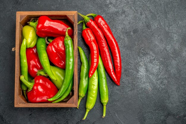 Draufsicht verschiedene frische Paprika würzige Pflanzen