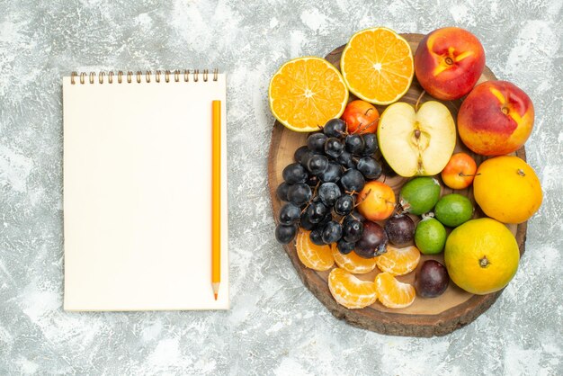 Draufsicht verschiedene Fruchtzusammensetzung in Scheiben geschnitten und ganze frische Früchte auf weißem Hintergrund Baum Vitamin reife Frucht reife Farbe