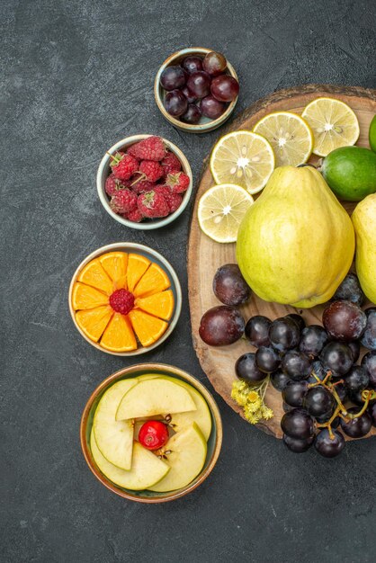 Draufsicht verschiedene früchte zusammensetzung frisch und reif auf dunkelgrauem hintergrund reife reife früchte frische gesundheit