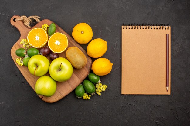 Draufsicht verschiedene früchte zusammensetzung reife und ausgereifte früchte auf dem dunklen hintergrund obst reifer baum frisch ausgereift