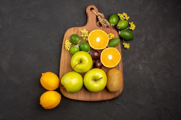 Draufsicht verschiedene früchte zusammensetzung reife und ausgereifte früchte auf dem dunklen hintergrund obst reifer baum frisch ausgereift