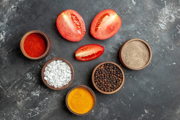 Draufsicht verschiedene Gewürze mit roten Tomaten