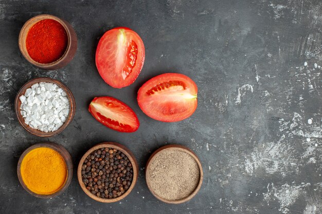 Draufsicht verschiedene Gewürze mit roten Tomaten