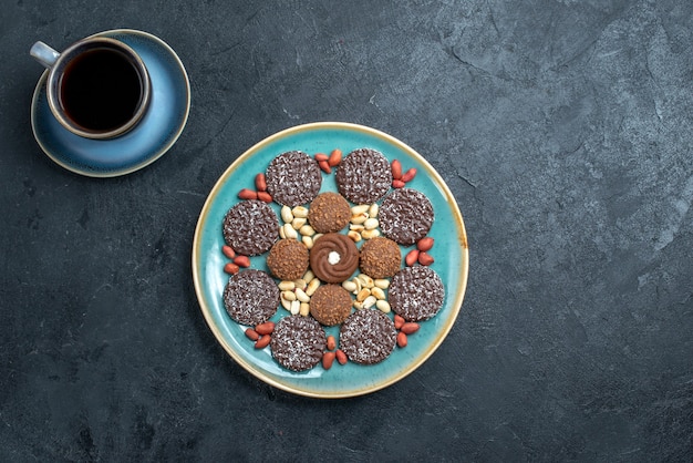 Draufsicht verschiedene Kekse Schokolade basierend auf Nüssen auf dem grauen Hintergrund Süßigkeiten Bonbon Zucker süßen Kuchen Keks