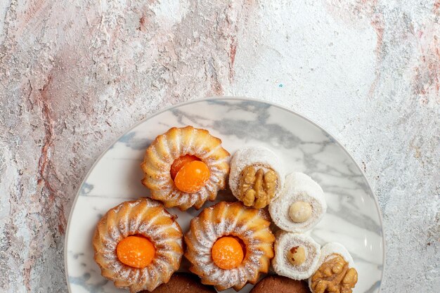 Draufsicht verschiedene Kuchen kleine Süßigkeiten auf dem weißen Hintergrund Tee Keks Keks Zucker süßer Kuchen