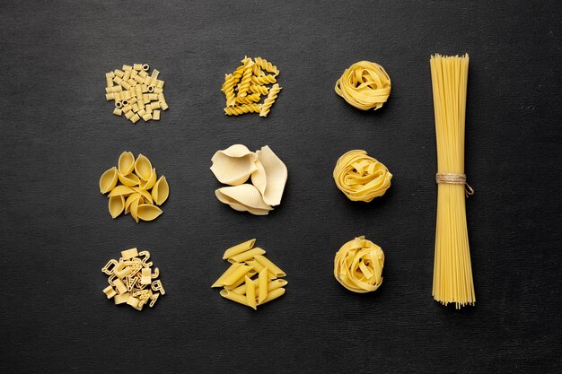 Draufsicht verschiedene Pasta-Anordnung